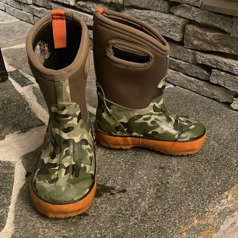 BOGS waterproof Camo rain boots, size 9